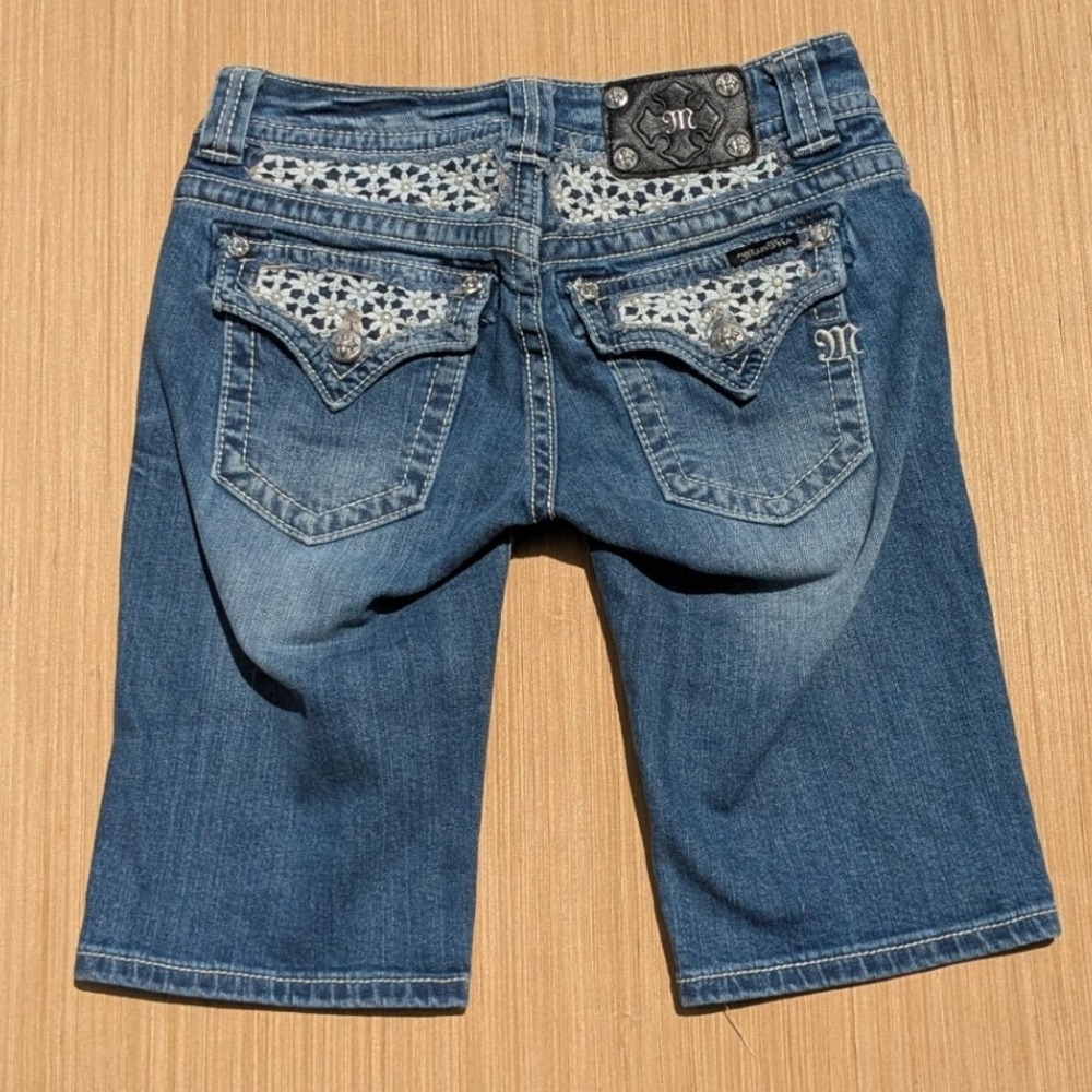 Miss Me‎ Beaded White Daisy Flower Bermuda Blue Denim Shorts Women's 27